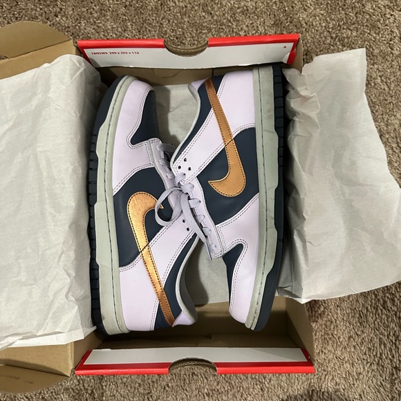 NIKE DUNK LOW SE (GS)
THUNDER BLUE/METALLIC COPPER
Used in Fair condition - Picture 5 of 7